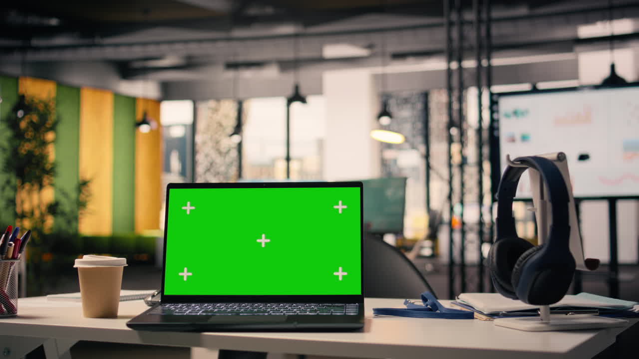 Laptop isolato con chroma key in un ufficio direzionale con scrivania vuota
