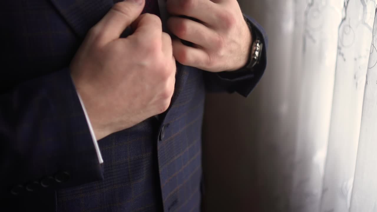 한 남자가 아름다운 재 01을 고 있습니다.