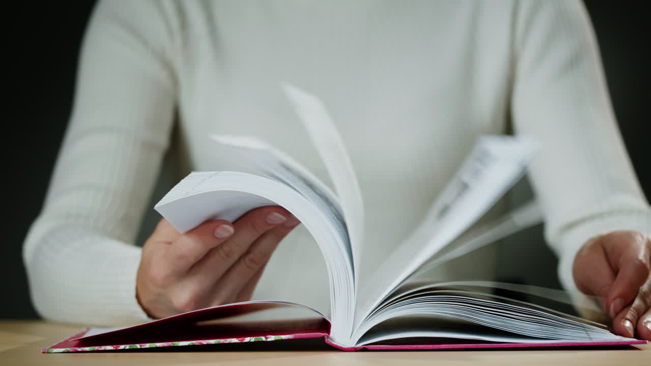 열린 책을 읽는 여자