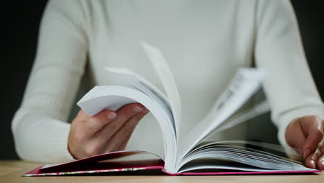 mujer leyendo un libro abierto