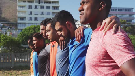 Jugadores-De-Fútbol-Abrazándose-En-El-Campo