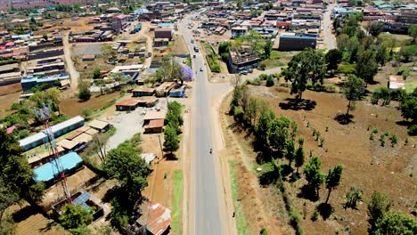 Ländliche-Dorfstadt-In-Kenia-Mit-Dem-Kilimandscharo-Im-Hintergrund