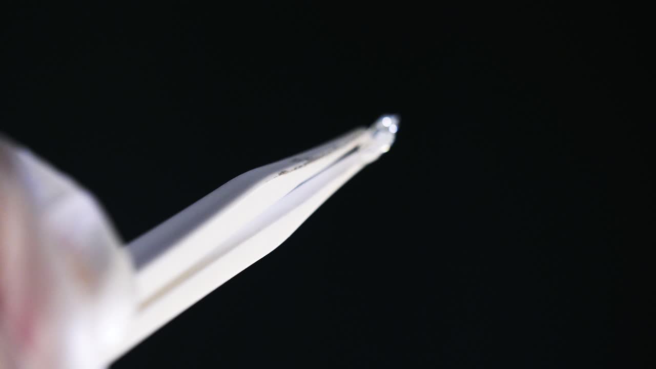 пинцеты с небольшим предметом