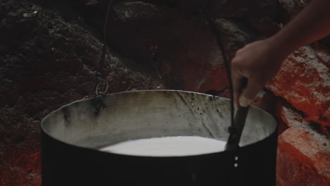 proceso de poner la leche en cuajada al fuego, elaboración de queso, chobareti, georgia