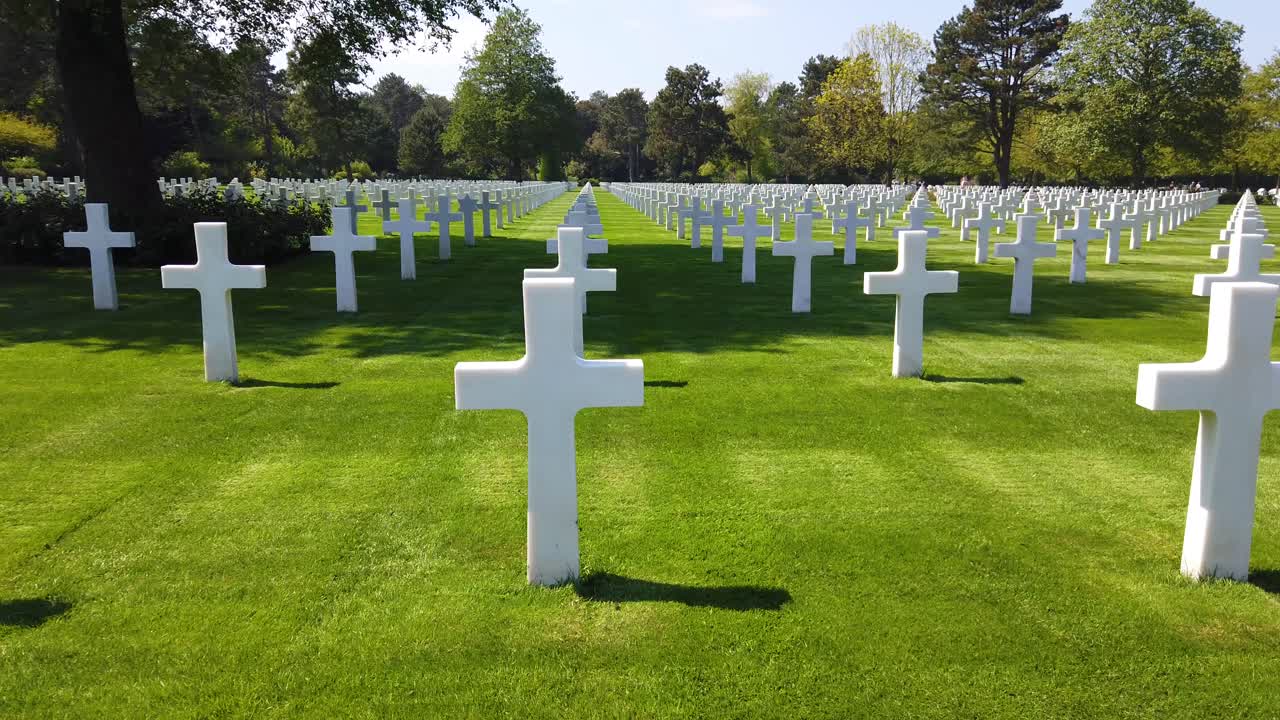 tiro en movimiento a través de la guerra mundial dos cementerio americano de normandía en francia