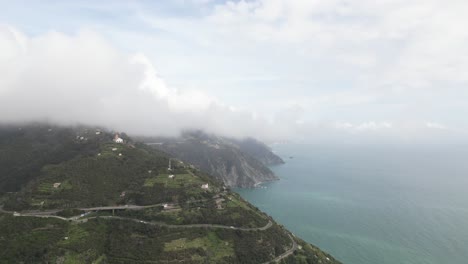 Cinque-Terre-Italia-Antena-Sobre-Las-Nubes-A-Lo-Largo-Del-Océano