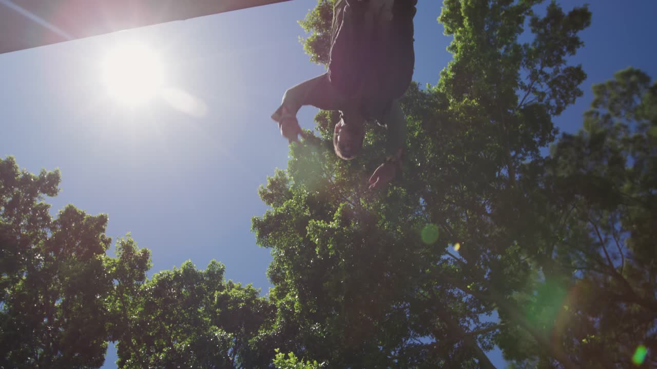 파르쿠르 를 연습 하는 백인 남자