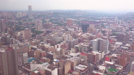 buena toma de establecimiento de ángulo alto del distrito comercial 5 del centro de johannesburgo, sudáfrica