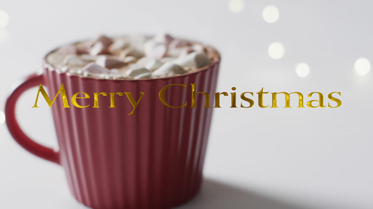 회색 바탕에 마쉬멜로와 함께 뜨거운 초콜릿 위에 금으로 메리 크리스마스 텍스트