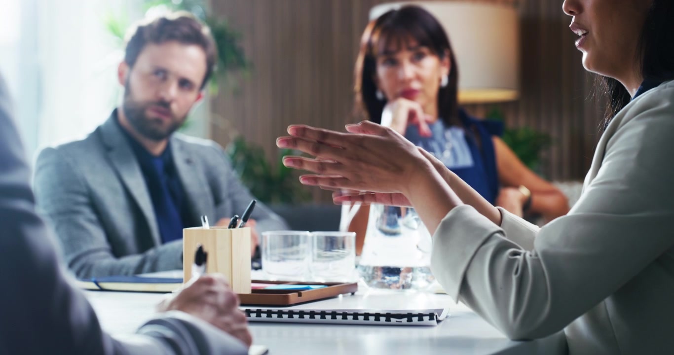 Forretningsfolk, der holder et møde på et kontor