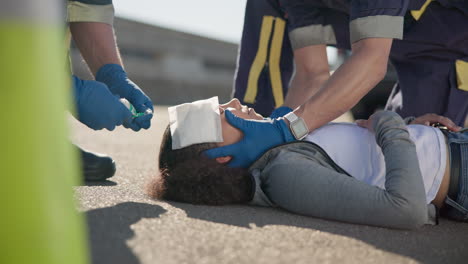 sanitätsteam, frau und notfall auf der straße