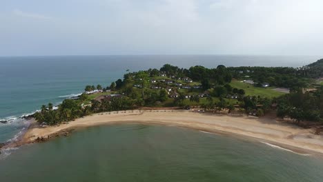 toma de establecimiento del resort de playa en la punta de mermaids bay en el suroeste de áfrica de la costa de marfil