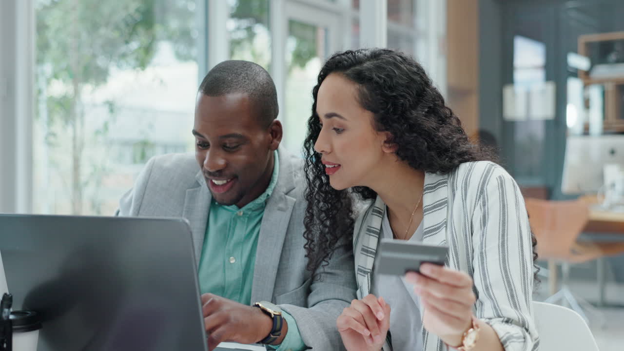 laptop, uomo o donna con carta di credito per il pagamento