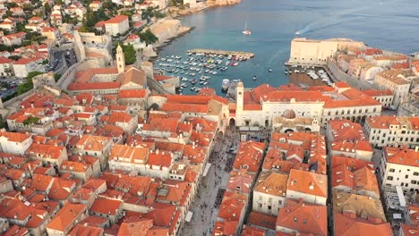 vista aérea sobre el casco antiguo de dubrovnik durante la puesta de sol en la costa del mar adriático, croacia - destino turístico popular sitios del patrimonio mundial de la unesco de croacia