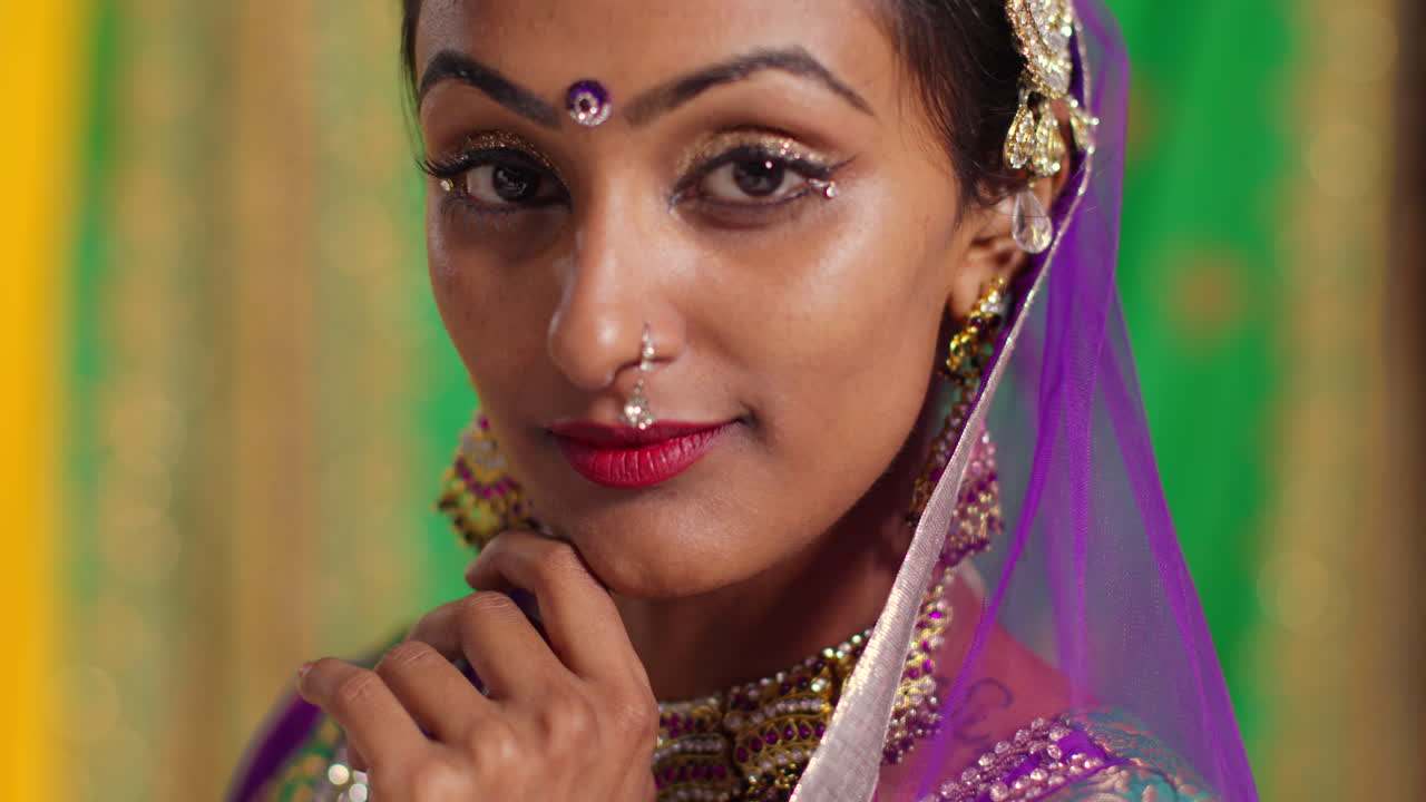 близкий портрет женщины-танцовщицы катака, исполняющей танец в традиционной индийской одежде и ювелирных изделиях, смотрящей на камеру 4