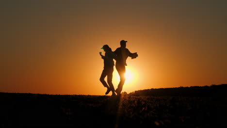 couple dancing silhouette at sunset