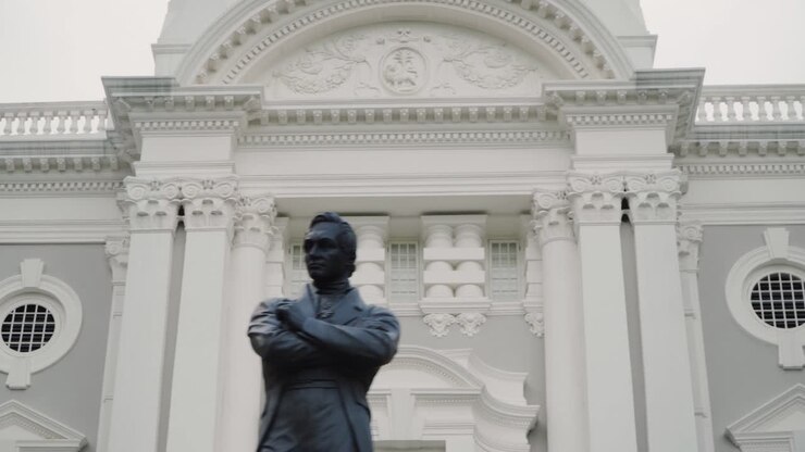 Statua di Sir Stamford Raffles davanti al Victoria Theatre e Concert Hall a Singapore - scorrimento a destra