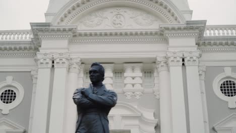 estatua de sir stamford raffles frente al teatro victoria y la sala de conciertos en singapur - control deslizante a la derecha