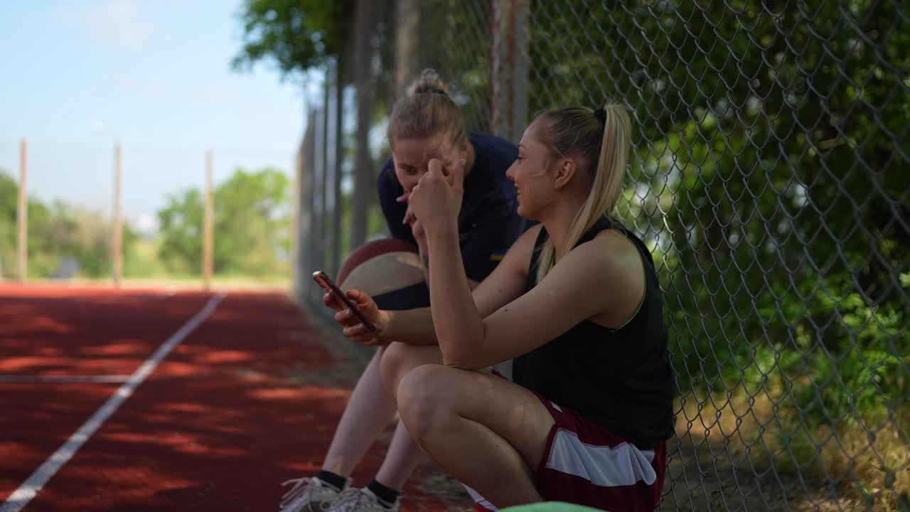 dos mujeres relajándose en la cancha con baloncesto