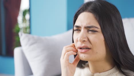 una joven con aparatos dentales se duele los dientes.