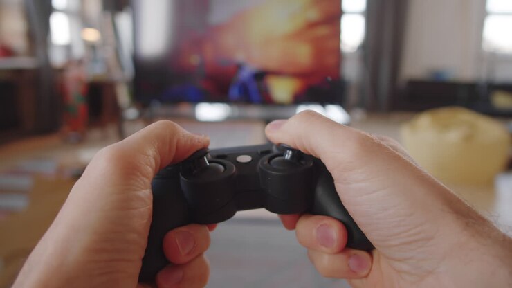 Punto di vista di un uomo che gioca a un videogioco alla TV a casa
