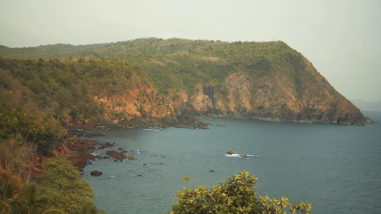 Onde che si infrangono sugli scogli su una spiaggia