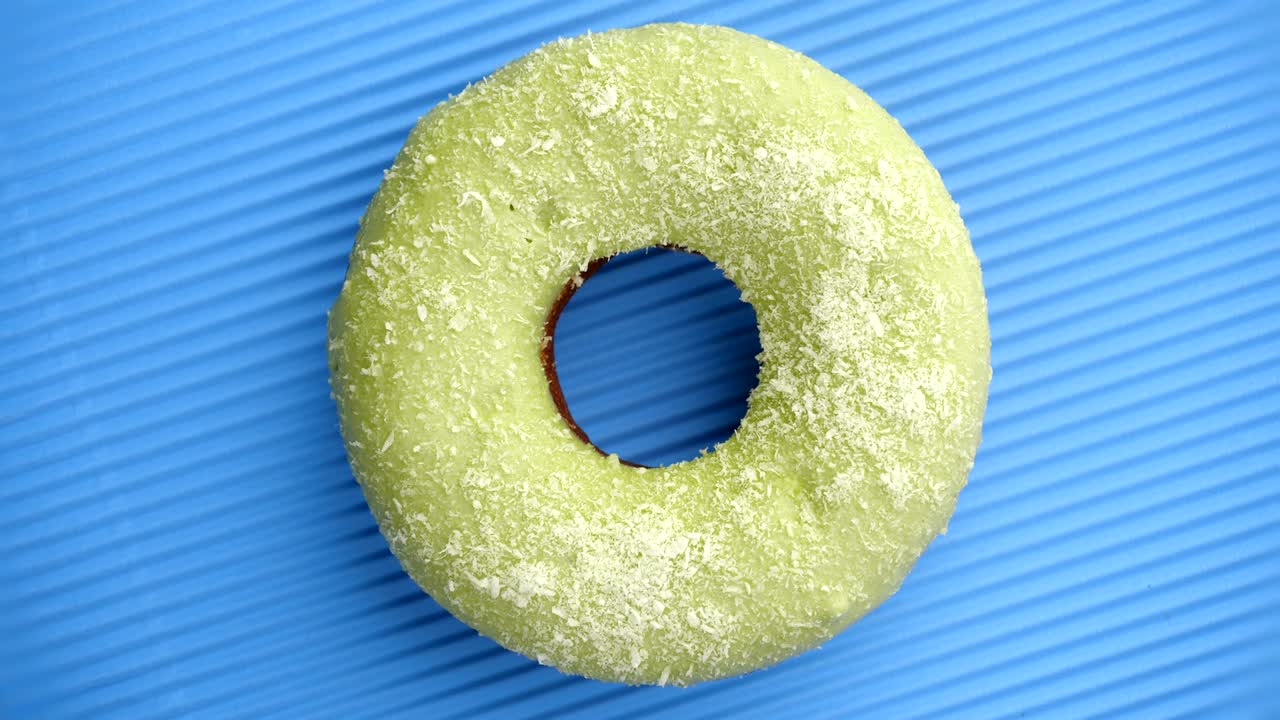 el donut glazado de primer plano.