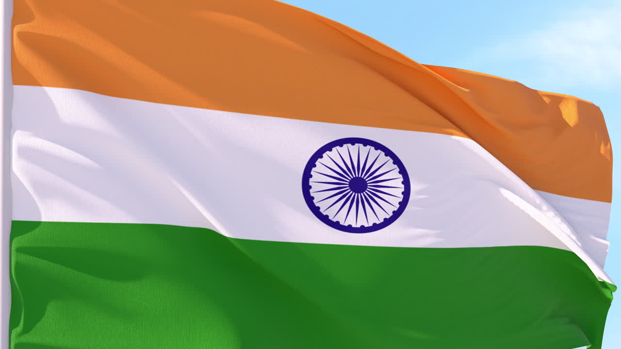 Bandeira indiana agitando no vento contra um céu azul