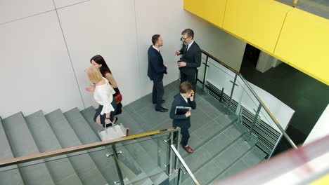 gente de negocios reunida en las escaleras.