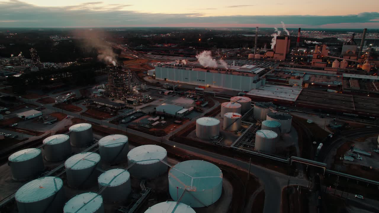 закат на бумажной фабрике в саванне, штат джорджия.