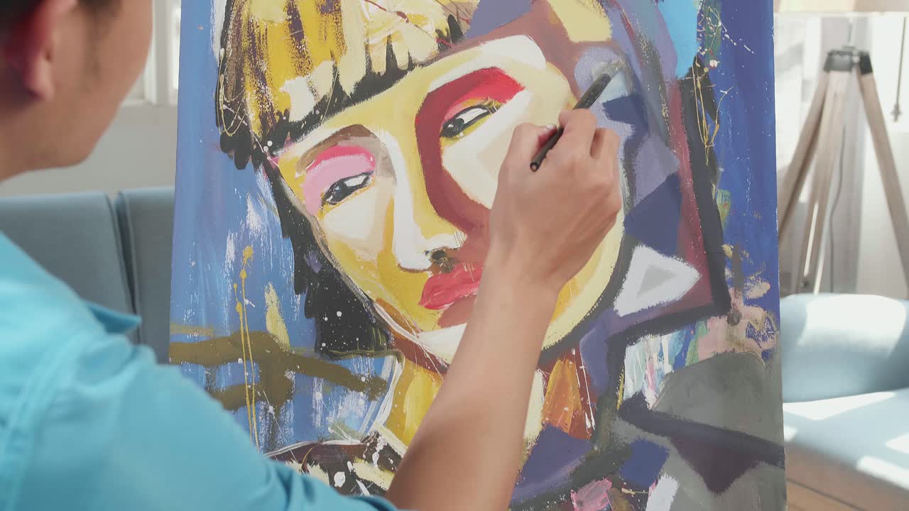 예술가 는 다채로운 추상적 인 초상화 를 그린다