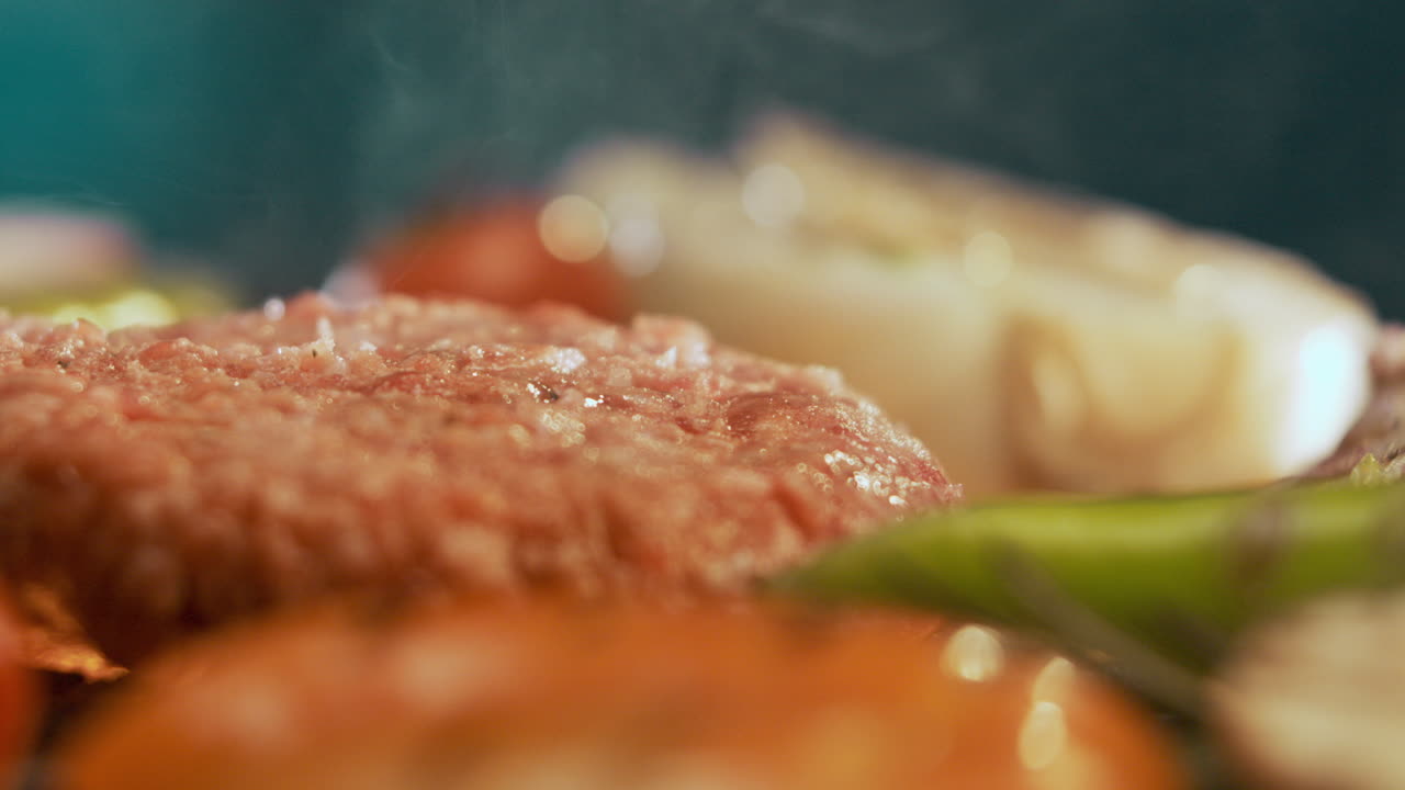 채소와 함께 생 햄버거 패티