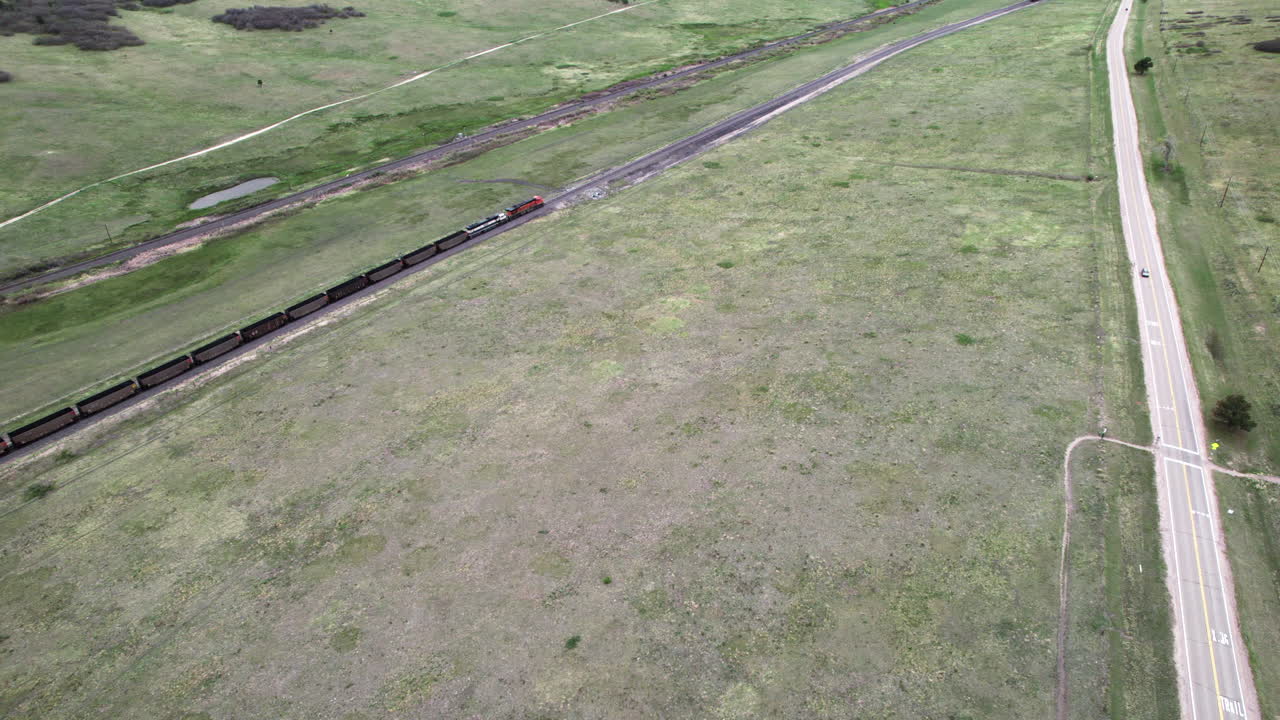 미국 중서부 농지를 통해 석탄을 수송하는 기차를 향한 공중 푸시