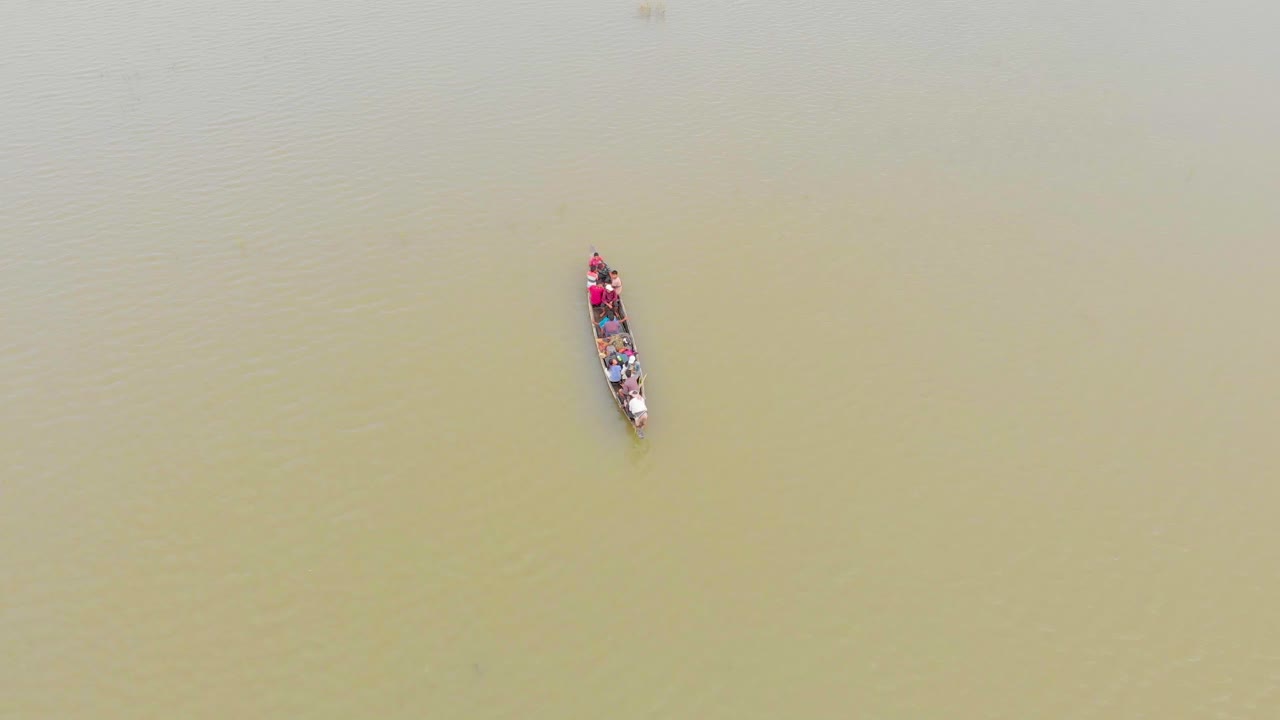 toma aérea de 4.000 personas en un bote de remos evacuadas a la zona de tierra en la isla del río majuli sumergida en las inundaciones monzónicas de brahmaputra