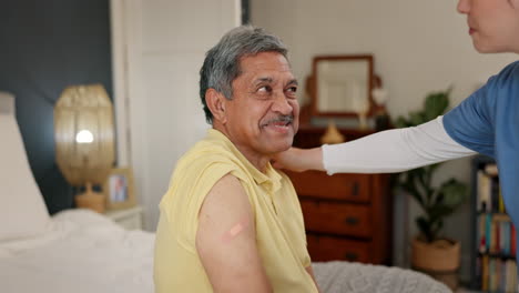 anciano, enfermera ayuda con yeso y cuidado de ancianos