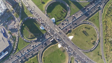 vista aérea de una intersección de transporte muy concurrida