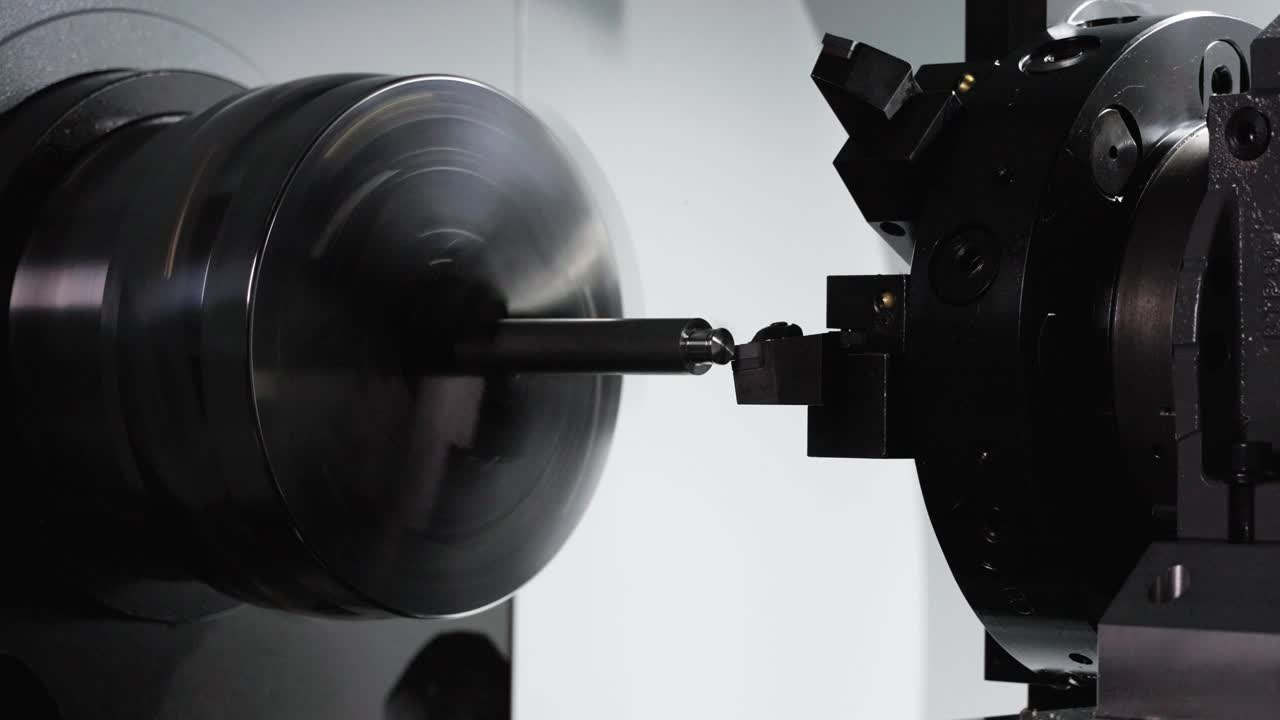 정밀 cnc 기계에 의해 잘라지는 금속 조각