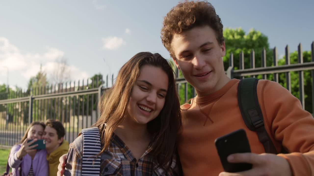 Adolescenti che si ritrovano nel cortile della scuola