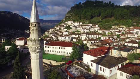 Buena-Toma-Aérea-De-Casas-Antiguas-En-La-Ladera-De-Berat-Albania-10