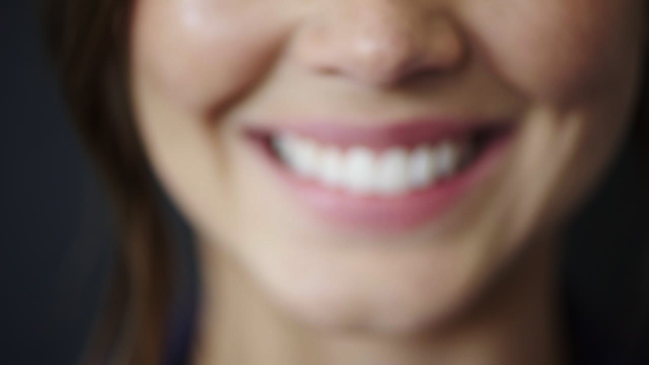 cara, sonrisa y dientes con mujer y zoom dental