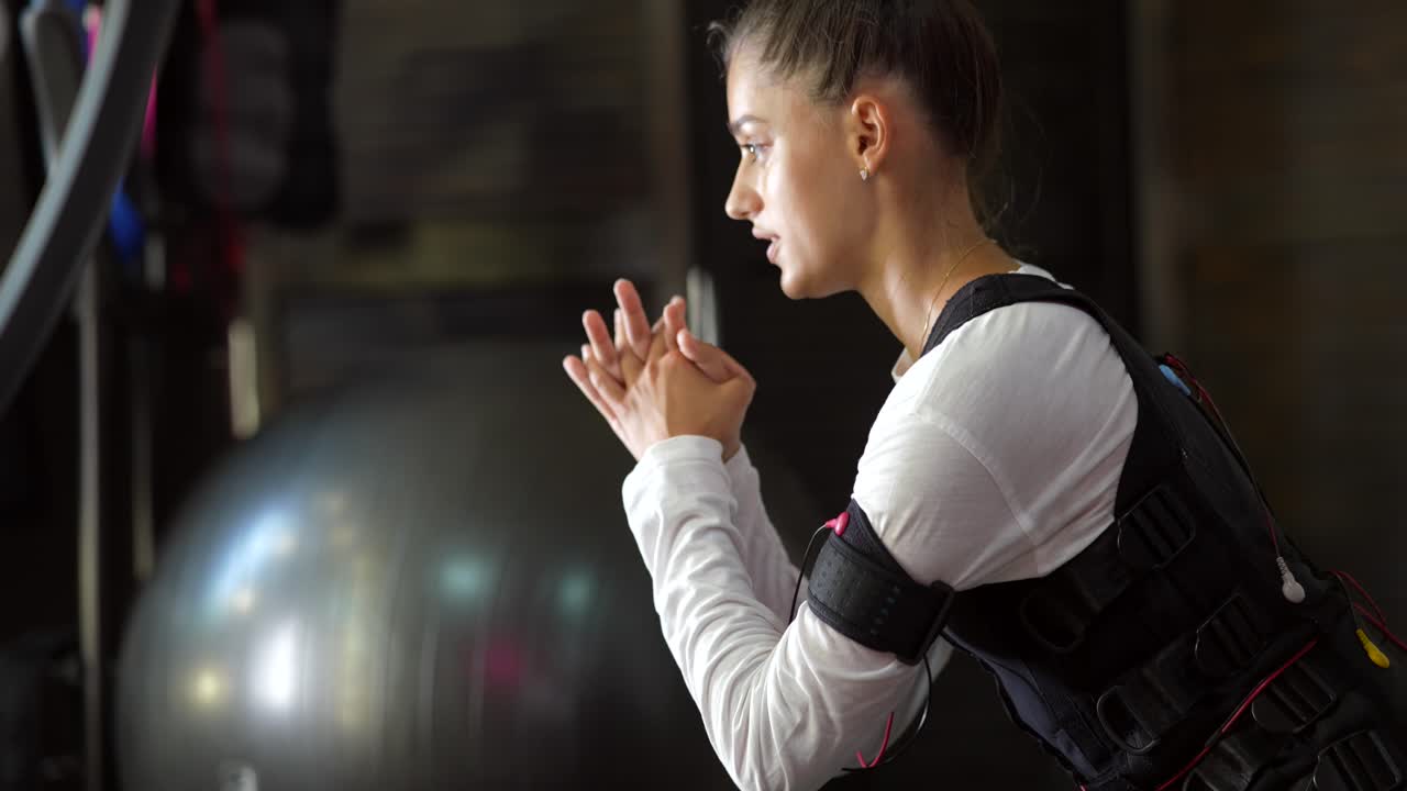 체육관 에서 운동 베스트 를 착용 한 여자