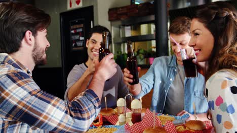 amigos brindando bebidas juntos en un restaurante
