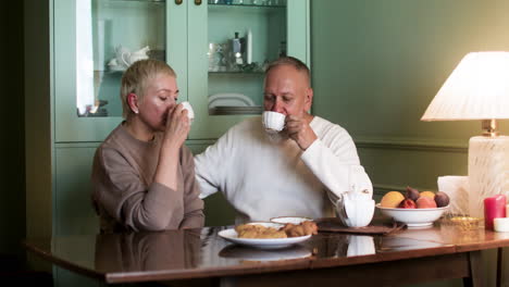 Pareja-Tomando-Té-En-Casa