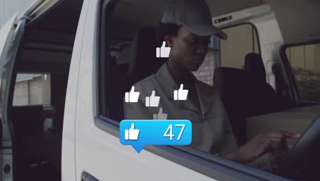 animación de la etiqueta de notificación, iconos de pulgares hacia arriba, mujer afroamericana usando teléfono celular en el vehículo