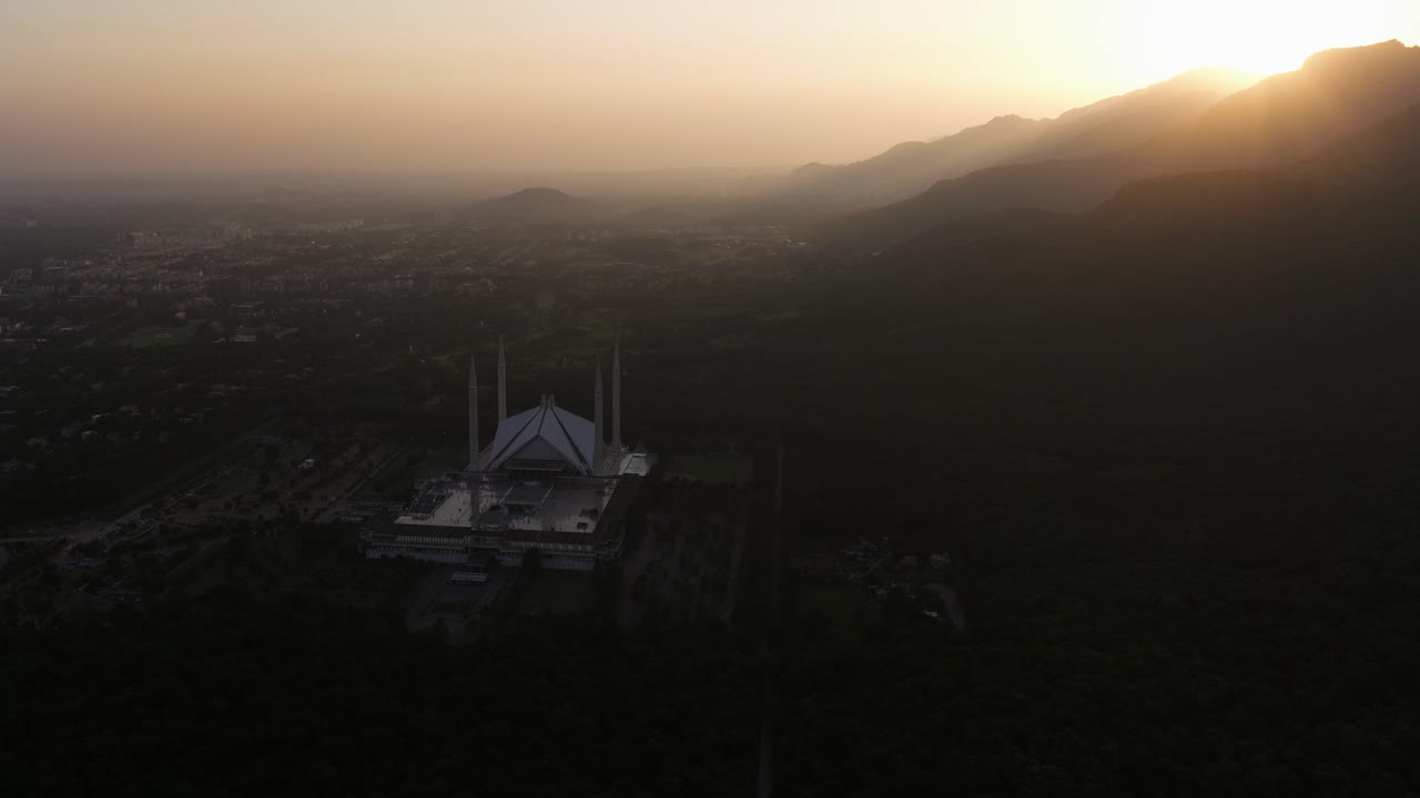 Ripresa con drone in orbita sopra la Moschea Nazionale del Pakistan - Moschea Faisal.