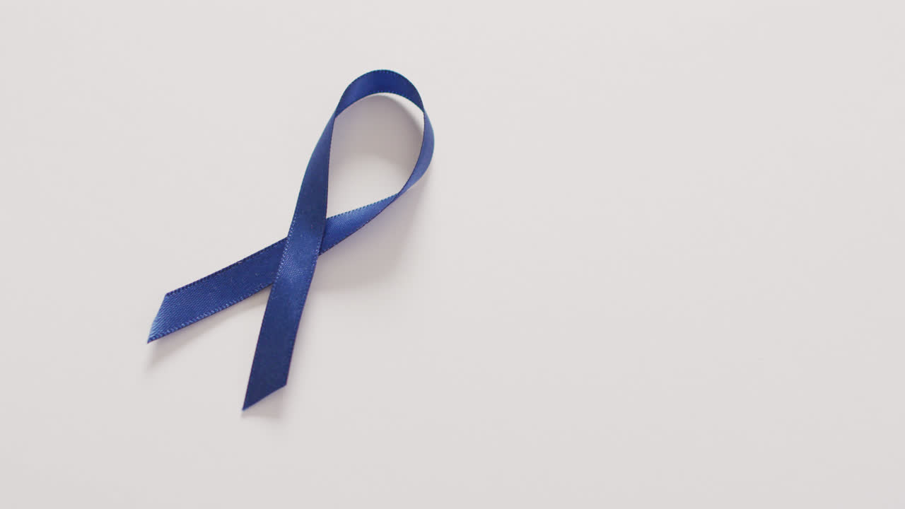 ⁇  배경 에 있는 어두운 파란색 대장 암 리본 의 비디오