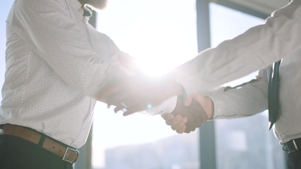 경영진이 손을 흔들고, 사업가들이 만나서