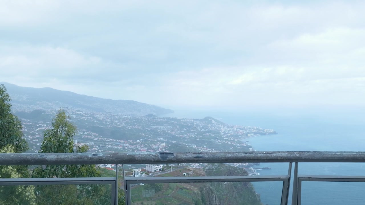 Vista panoramica della città di Funchal e dell'Oceano Atlantico dal belvedere di Madeira.