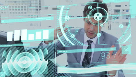 animación del procesamiento de datos financieros sobre empresario caucásico usando computadora.