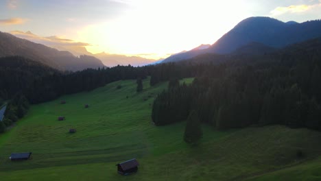 Vuelo-Cinematográfico-En-Los-Alpes-Al-Amanecer